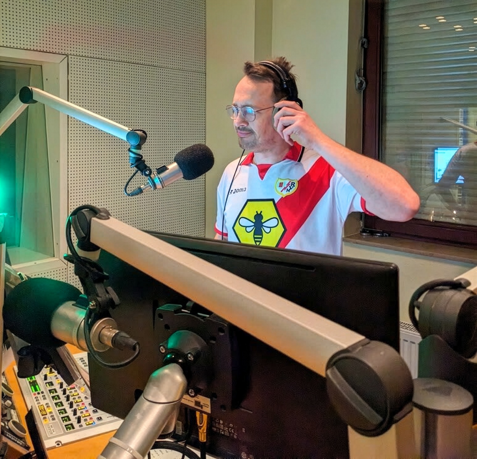 Hannes Michels mit Kopfhörern am Mikrofon während einer Radiosendung